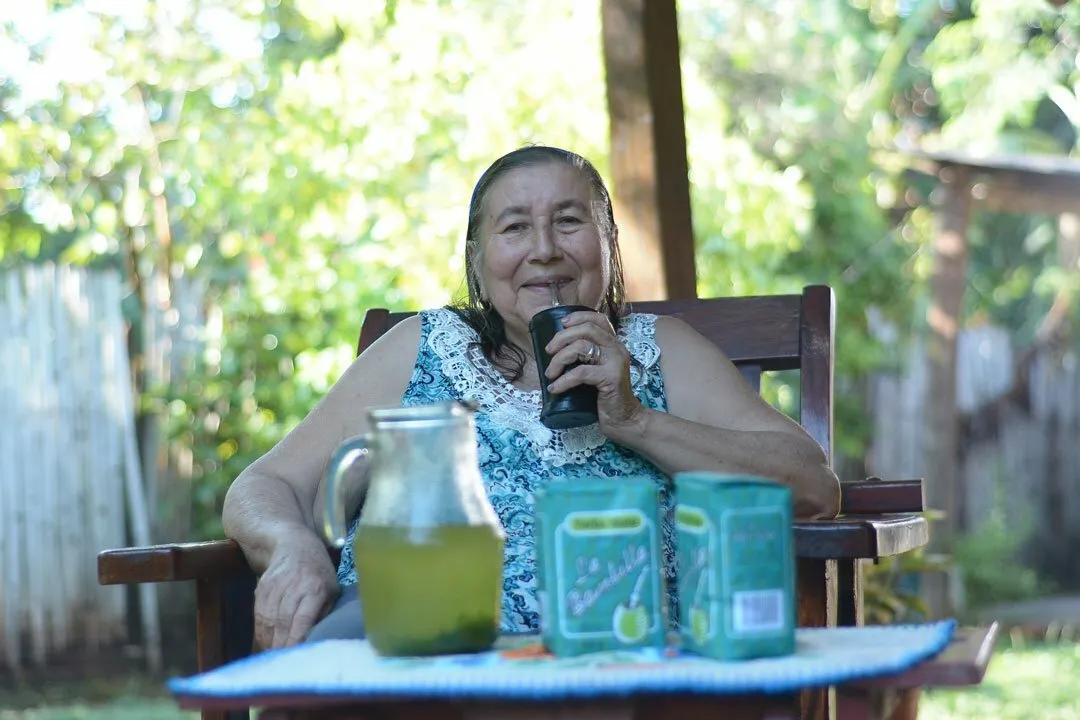 Abuela tomando tereré con yerba La Bombilla