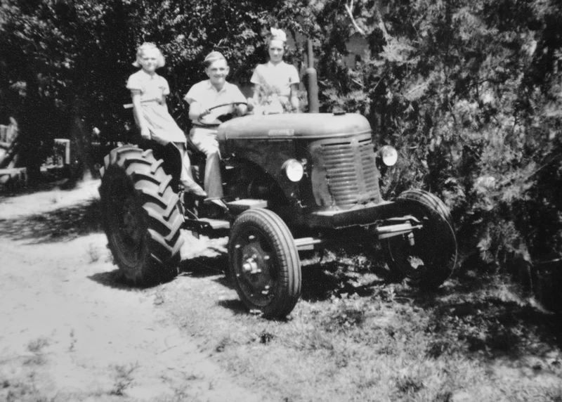 La familia junto a su primer tractor